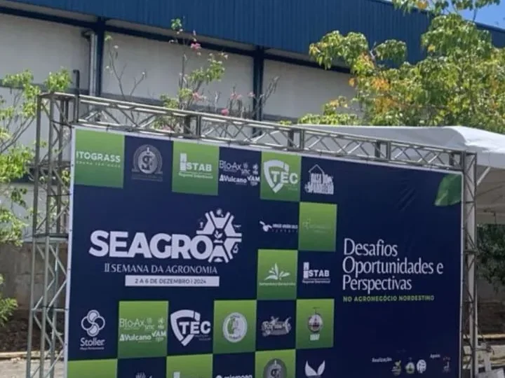 Backdrop impresso com estrutura de treliça em evento corporativo