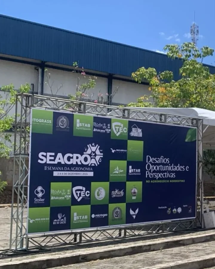 Backdrop impresso com estrutura de treliça em evento corporativo