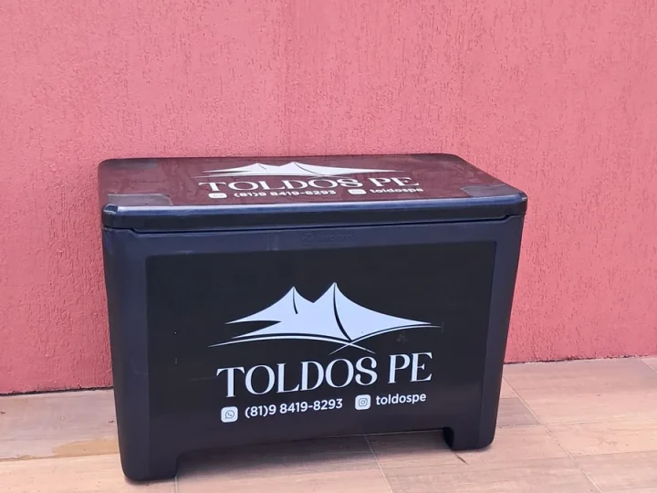 Caixa térmica preta com identidade Toldos PE