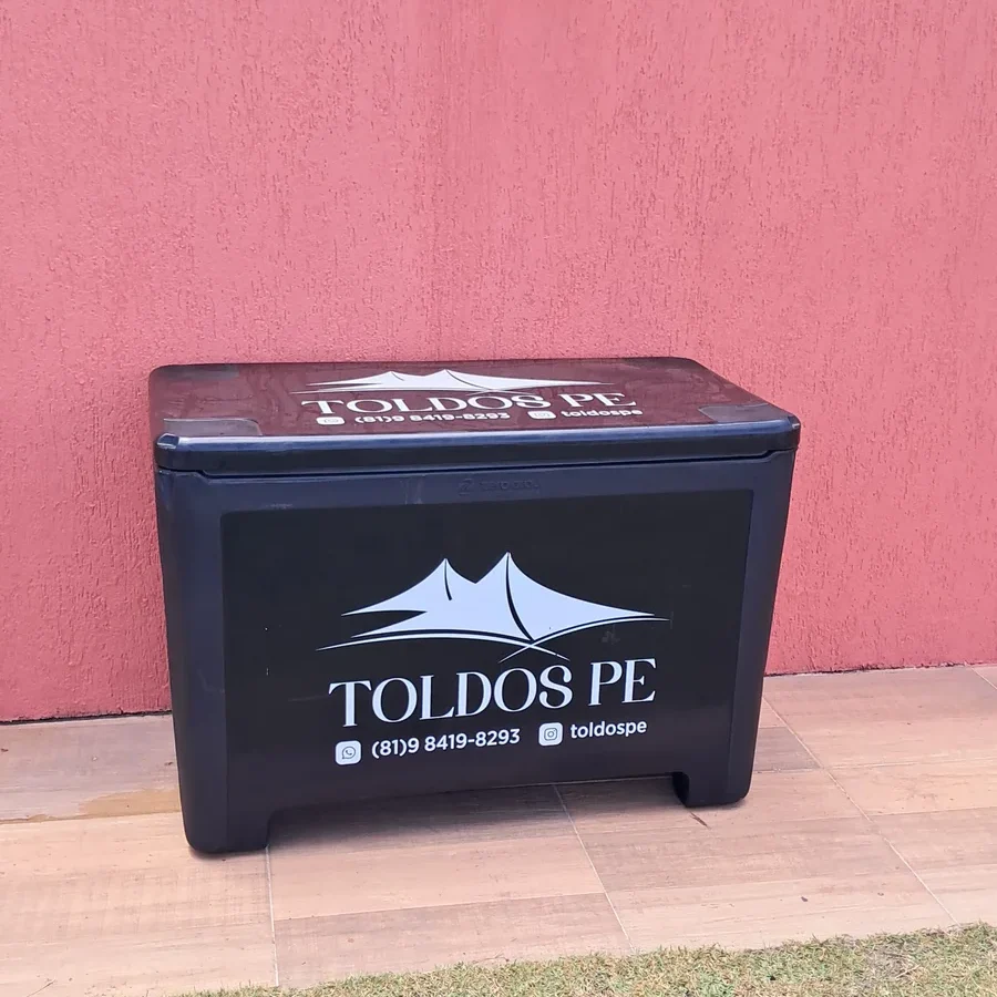 Caixa térmica preta com identidade Toldos PE
