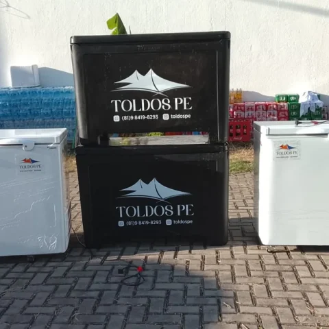 Caixas térmicas e freezers prontos para locação