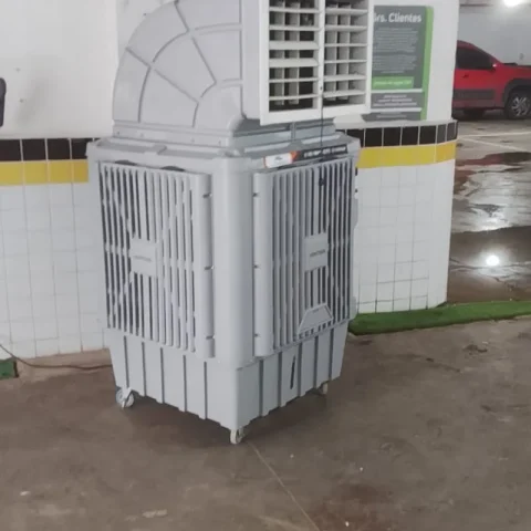 Climatizador evaporativo de grande porte instalado em área coberta