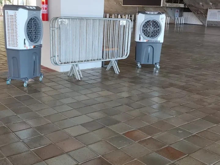 Climatizadores e gradis montados em evento