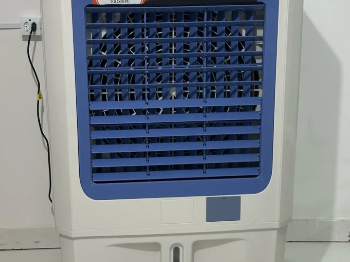 Climatizador evaporativo de grande porte da Toldos PE, com painel digital e rodízios