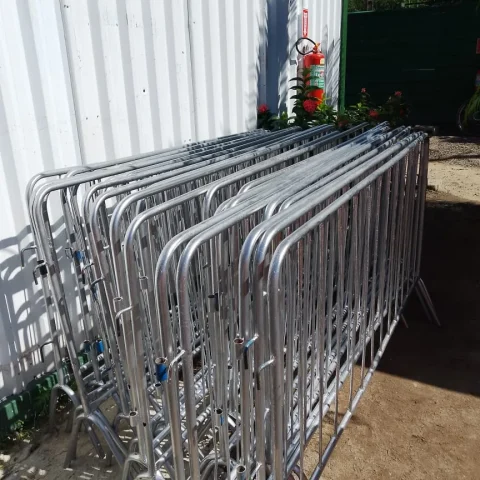 Gradis disciplinadores galvanizados prontos para montagem