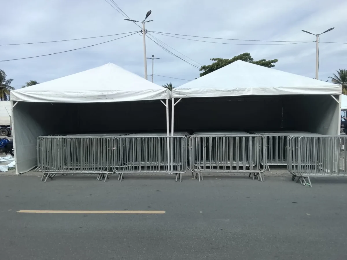 Gradis disciplinadores e tendas em evento de rua