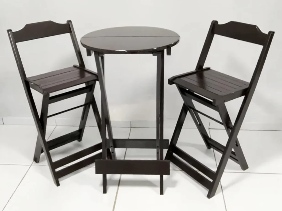 Mesa bistrô alta de madeira escura com duas banquetas dobráveis para locação