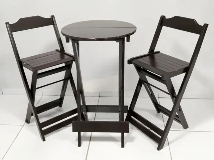 Mesa bistrô alta de madeira escura com duas banquetas dobráveis para locação