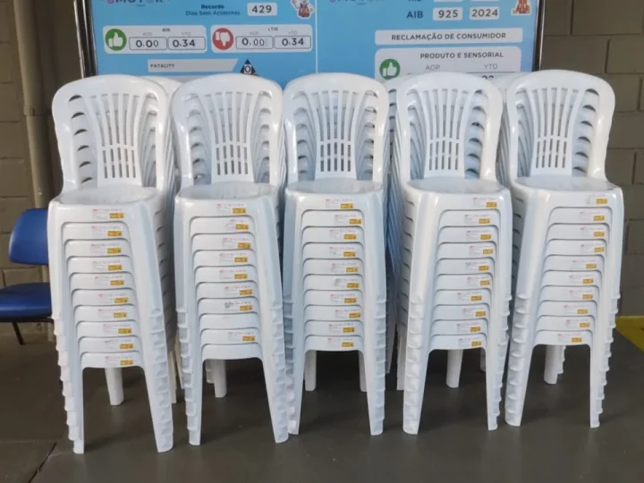 Cadeiras plásticas brancas novas no estoque
