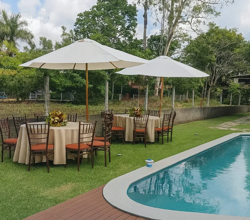 Ombrelones sobre mesas em área de piscina