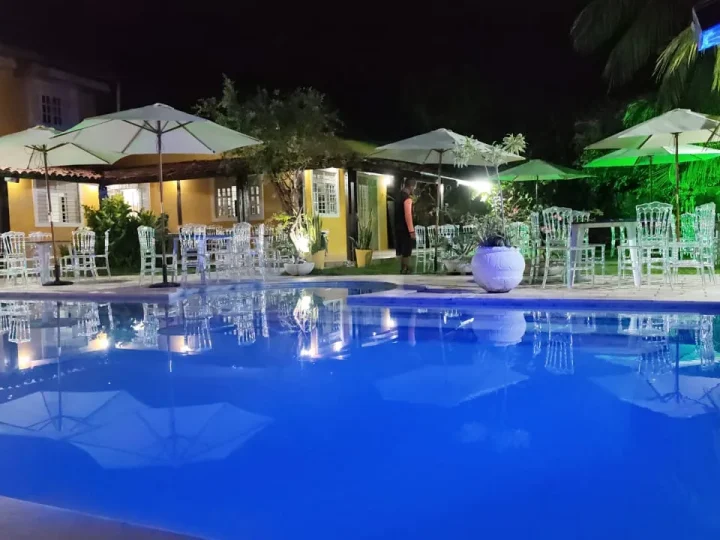 Ombrelones em área de piscina à noite