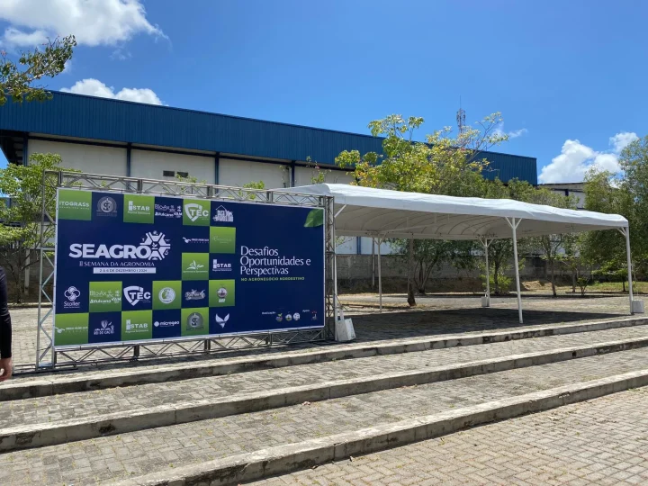 Palco modular com backdrop e estrutura de treliça em evento