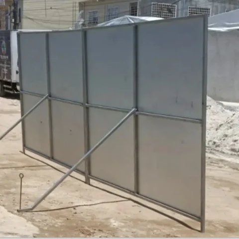 Tapume metálico galvanizado fechando o perímetro de uma obra