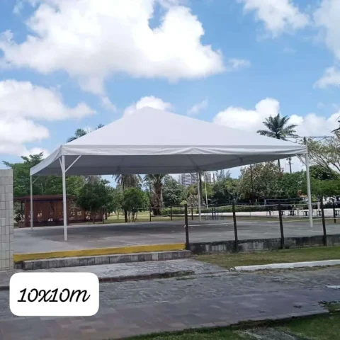 Tenda piramidal branca de 10x10 metros montada em área externa