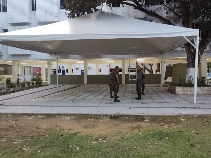 Estrutura coberta de grande vão montada em área institucional