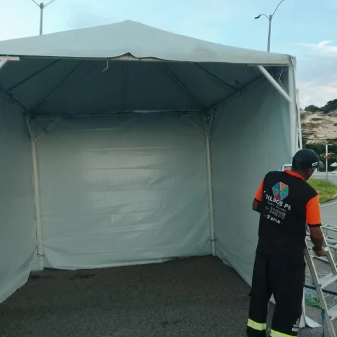 Montador da Toldos PE finalizando a instalação de uma tenda