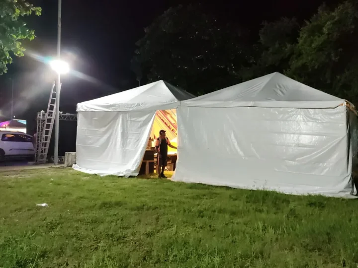 Tendas piramidais iluminadas em evento noturno