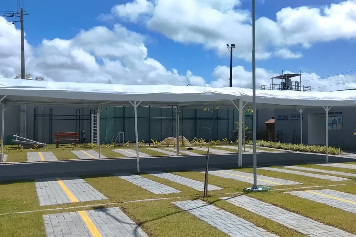Cobertura branca instalada sobre o pátio de uma empresa