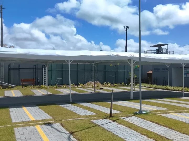 Cobertura branca sobre estacionamento corporativo