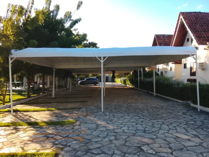 Cobertura branca instalada sobre via de acesso
