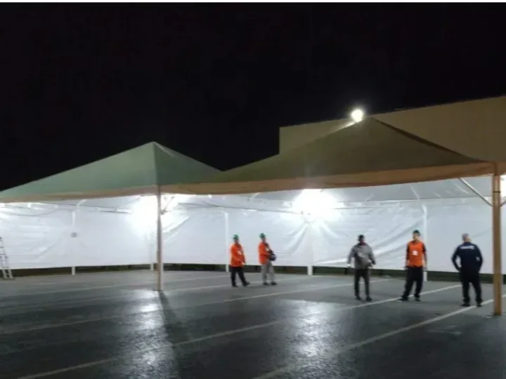 Estrutura coberta de grande porte em evento noturno
