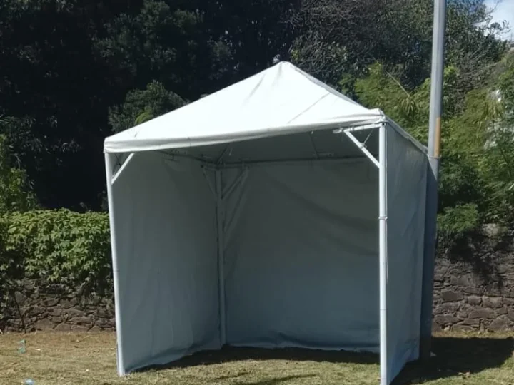 Tenda branca com fechamento lateral montada como área provisória